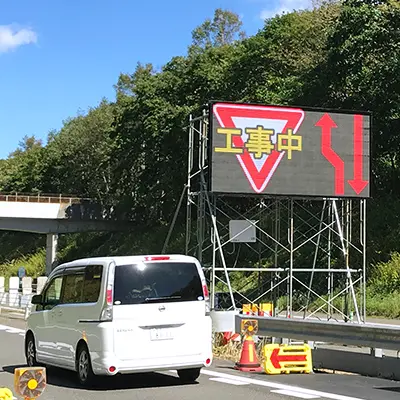 道路工事現場レンタルにて使用